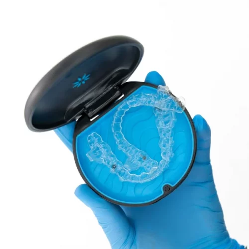 An image of an invisalign aligner.