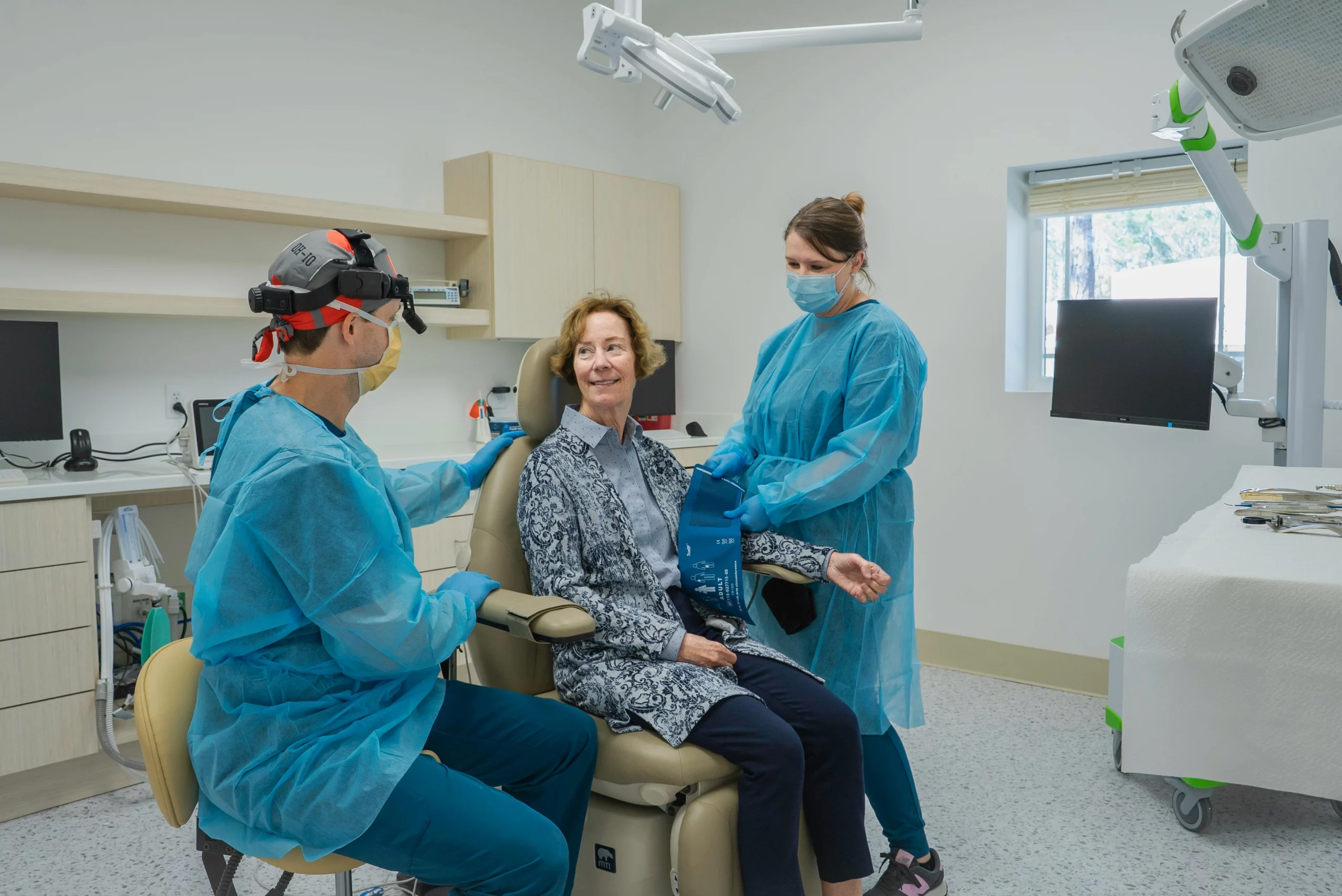 What to expext during the dental implants procedure.